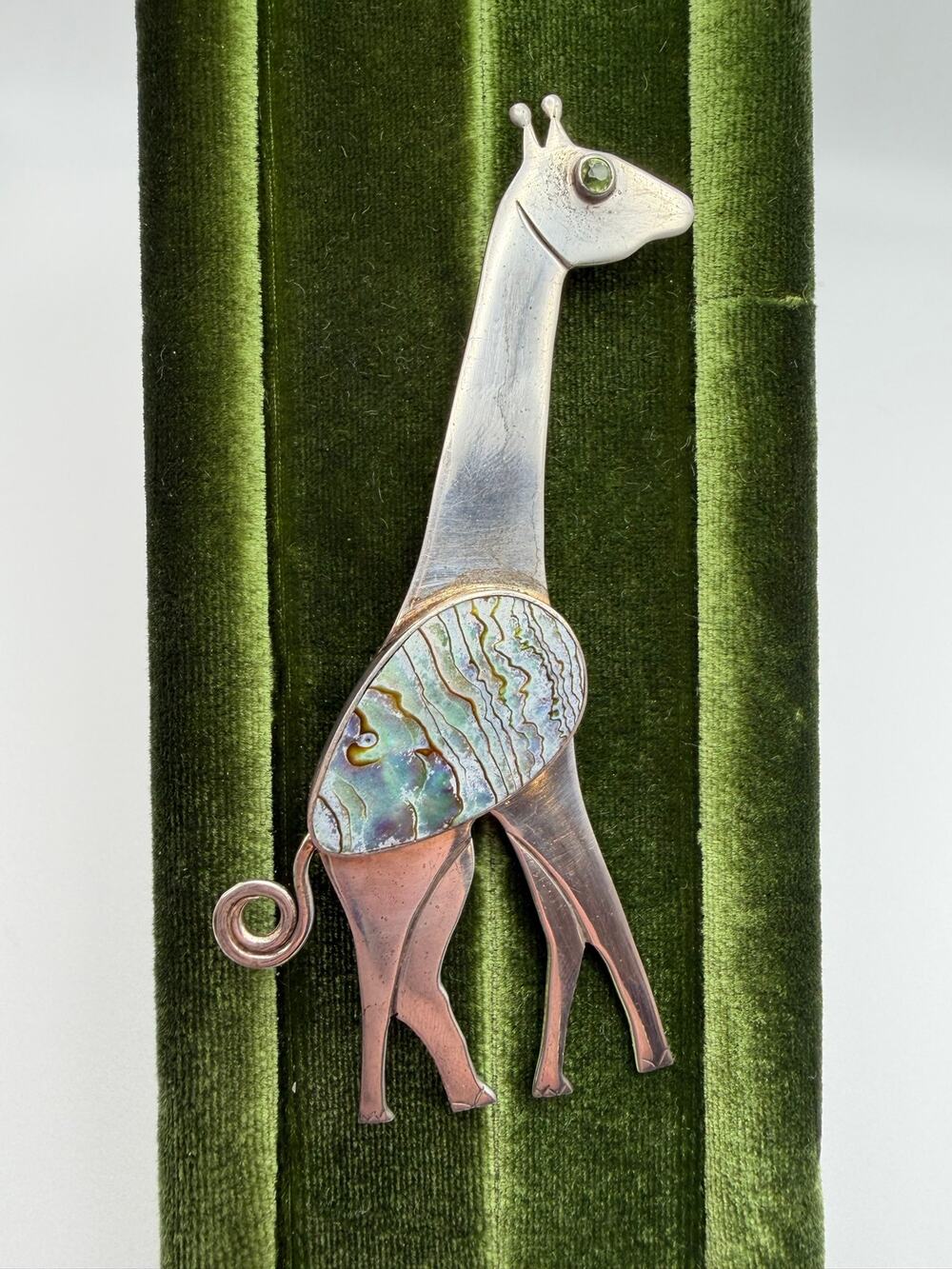 925 Sajen Abalone Shell Giraffe Brooch